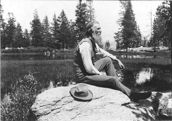 John Muir in meditativer Haltung am Mirror Lake (am Übergang des Yosemite-Tales zum Tenaya-Canyon gelegen), ca. 1902. Quelle: Library of Congress, ID =  cph 3b00011.